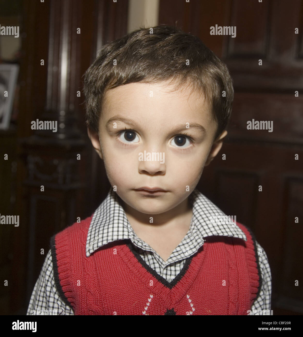 Grave 2-1/2 anno vecchio ragazzo. Foto Stock
