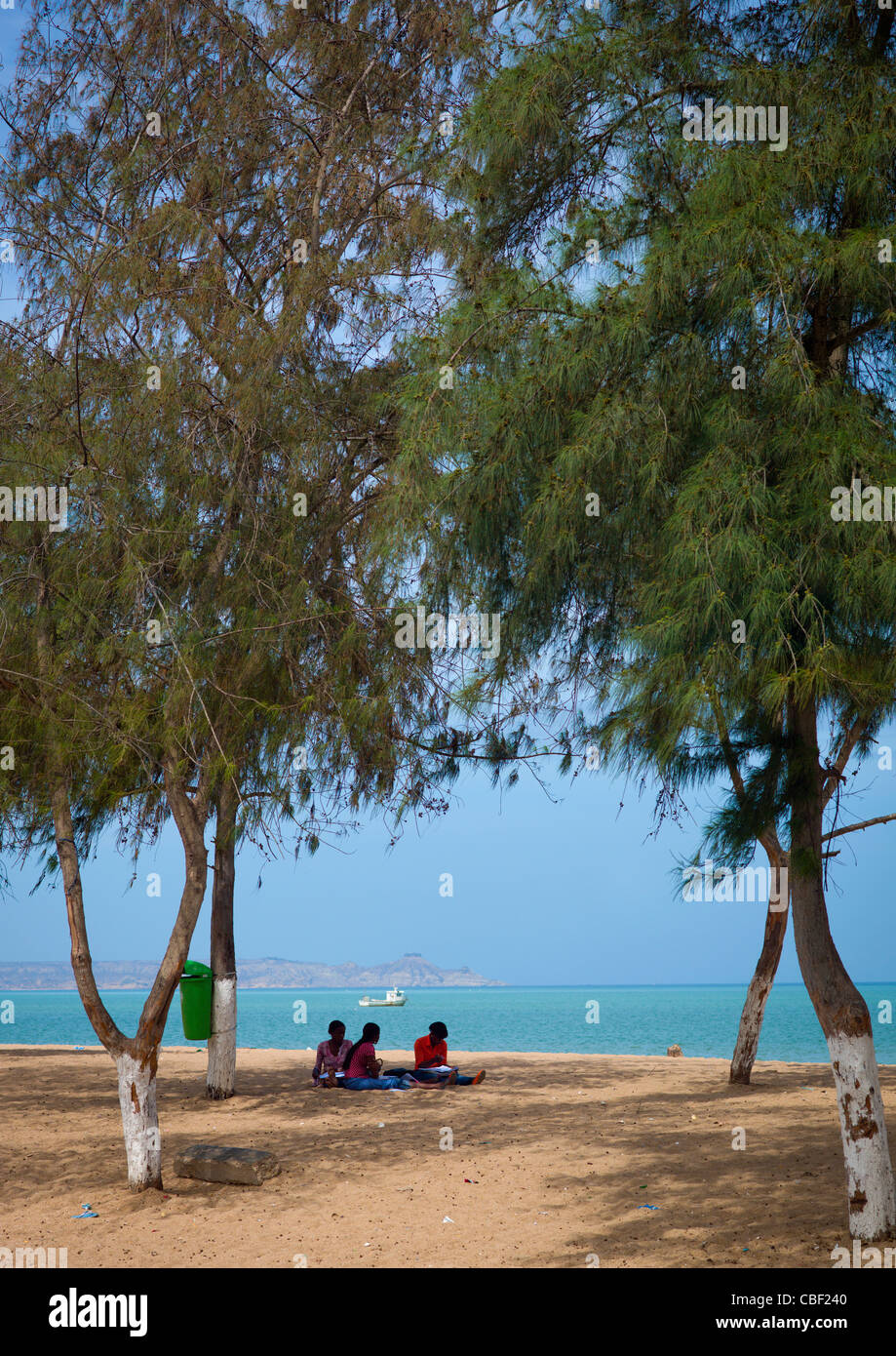 Giovani donne che studiano sulla spiaggia, Benguela, Angola Foto Stock