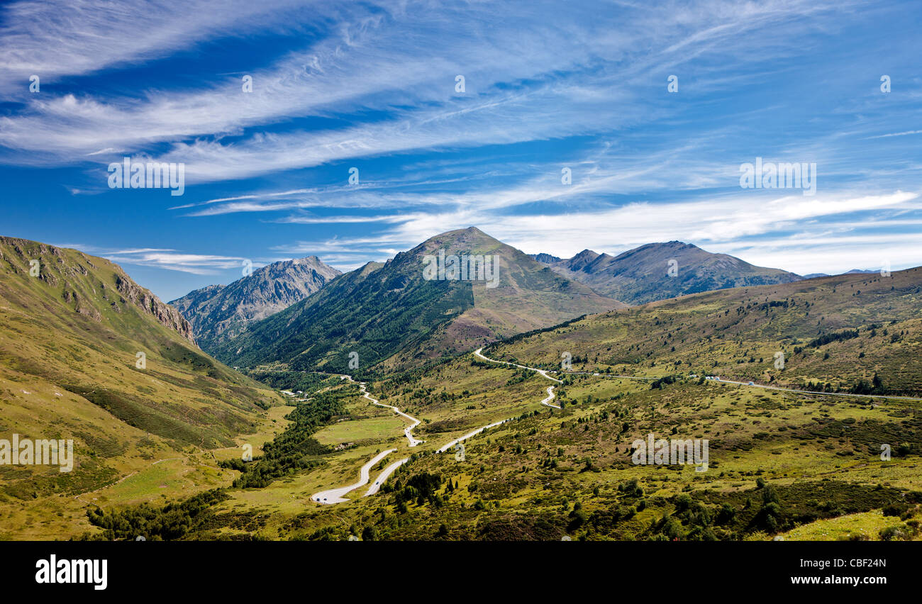 Le montagne dei Pirenei nel Principato di Andorra, il principato tra la Francia e la Spagna che è governata da entrambi i paesi. Foto Stock