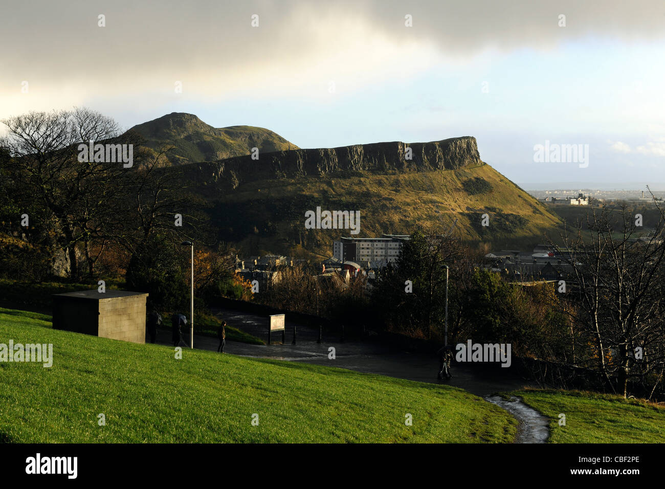 Vista di Arthur's sedile da Calton Hill. Edimburgo, Scozia Foto Stock