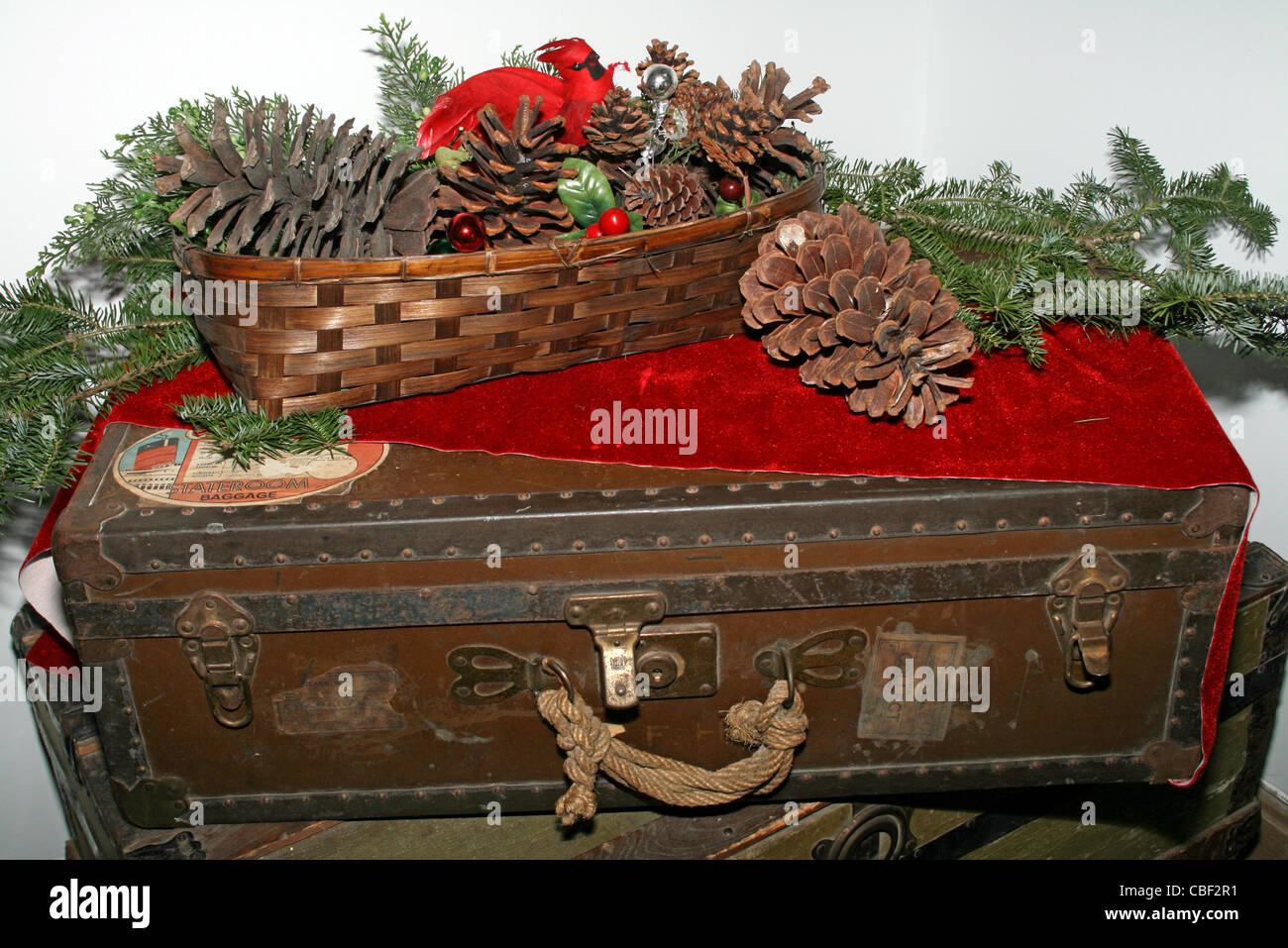 Vecchia valigia con decorazioni di Natale Foto stock - Alamy