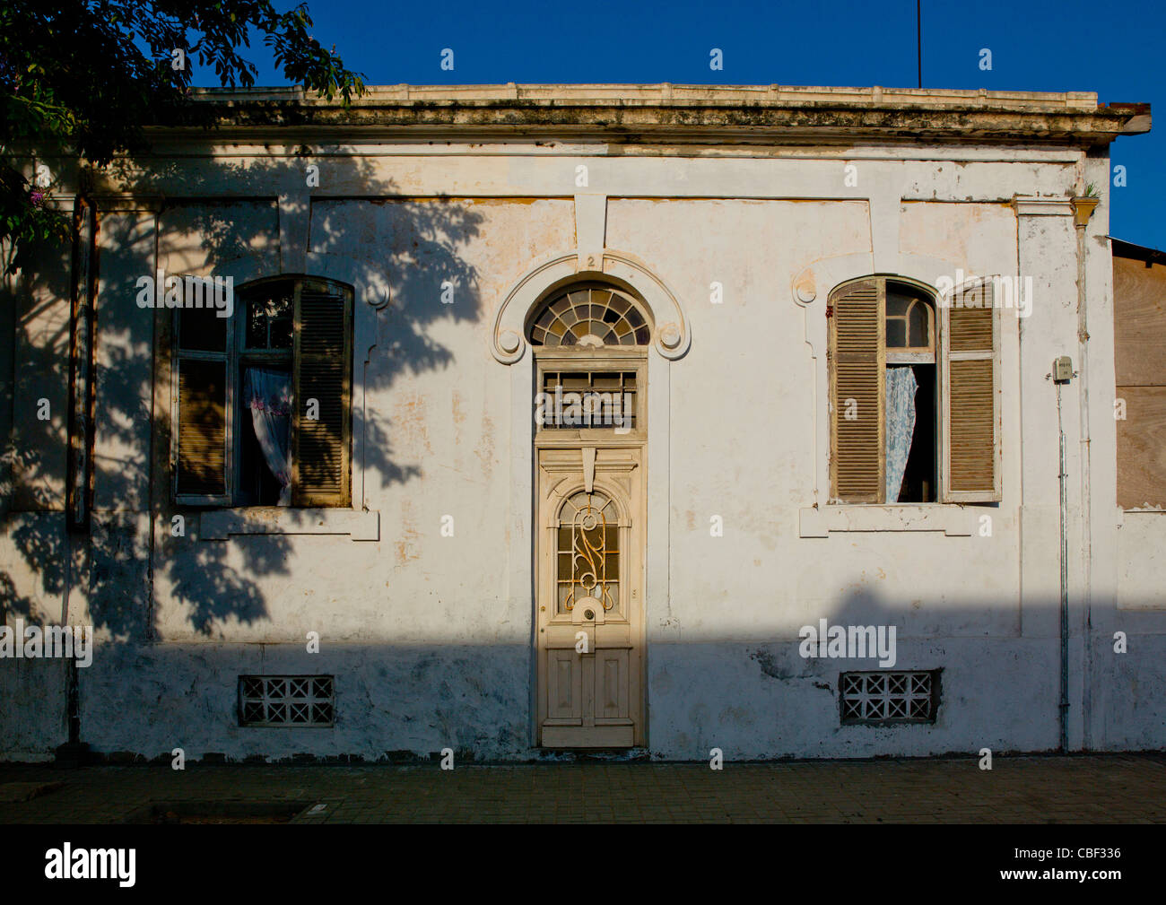 Portoghese vecchia casa coloniale di Lobito in Angola Foto Stock