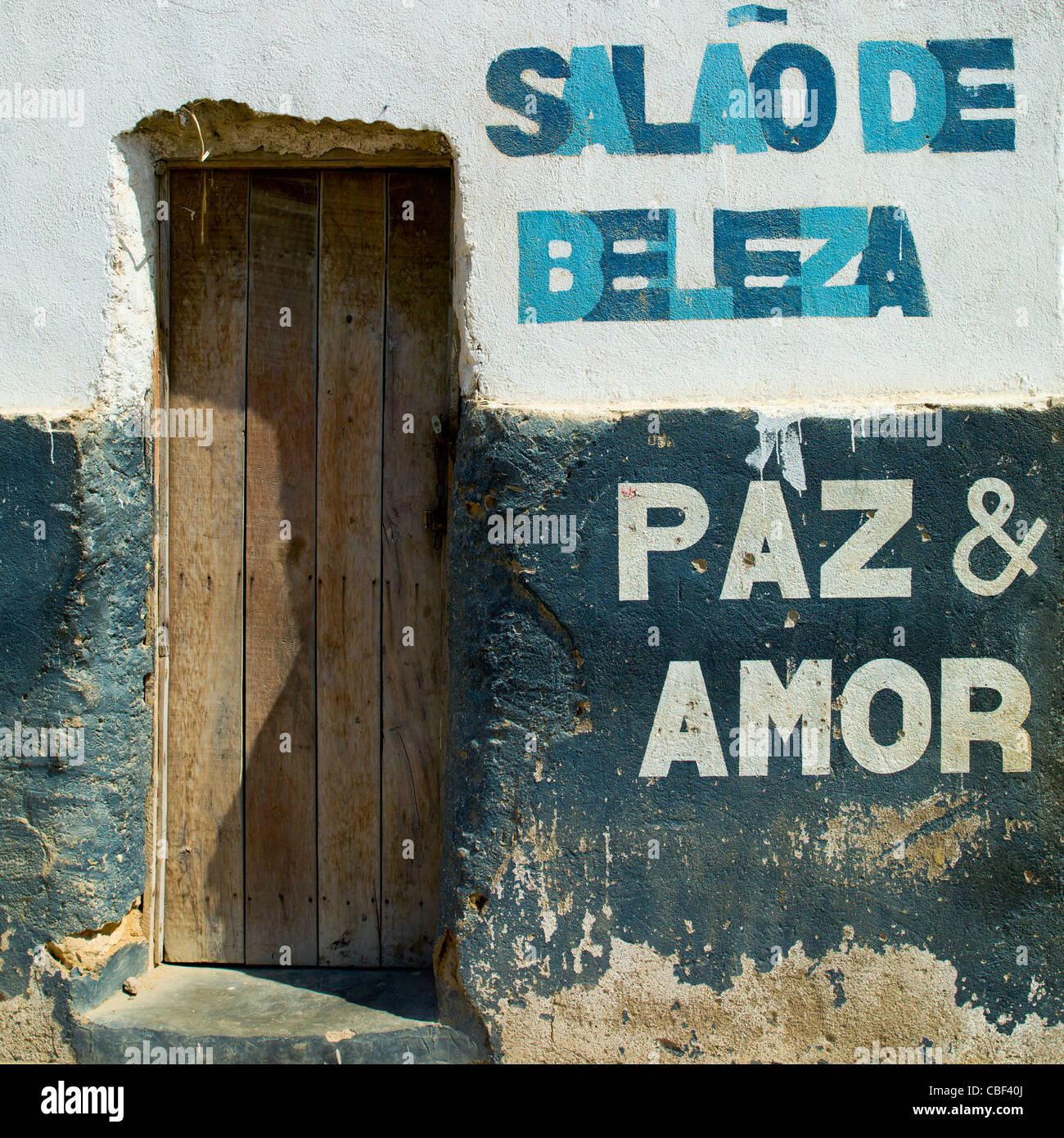 Salone di bellezza nella città di Namibe, Angola Foto Stock