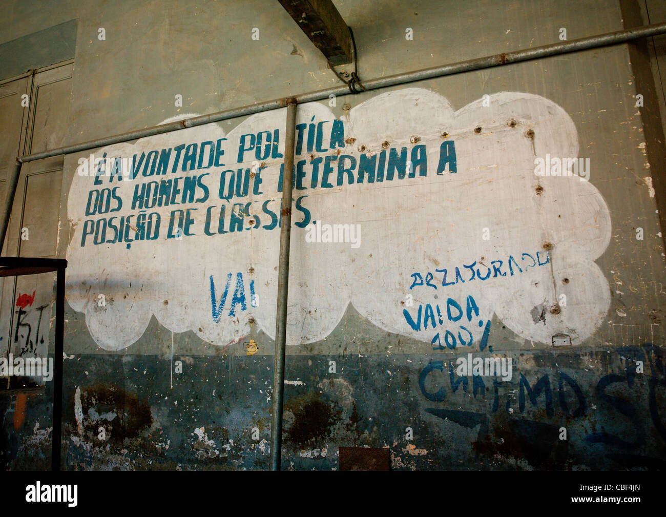 Vecchia propaganda comunista dipinte sui muri, Namibe Città, Angola Foto Stock