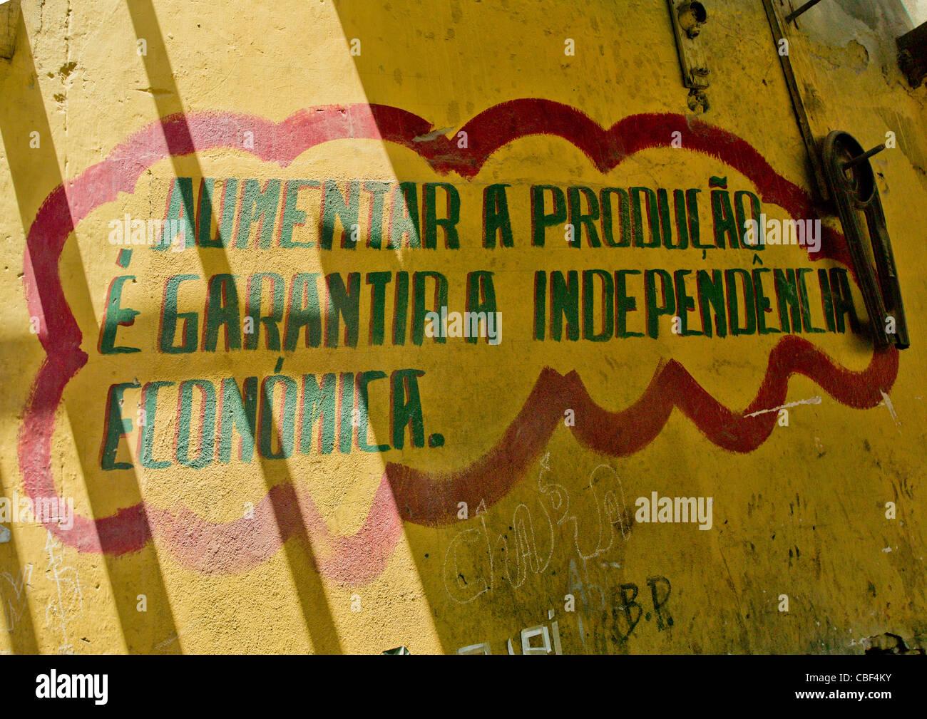 Vecchia propaganda comunista dipinte sui muri, Namibe Città, Angola Foto Stock