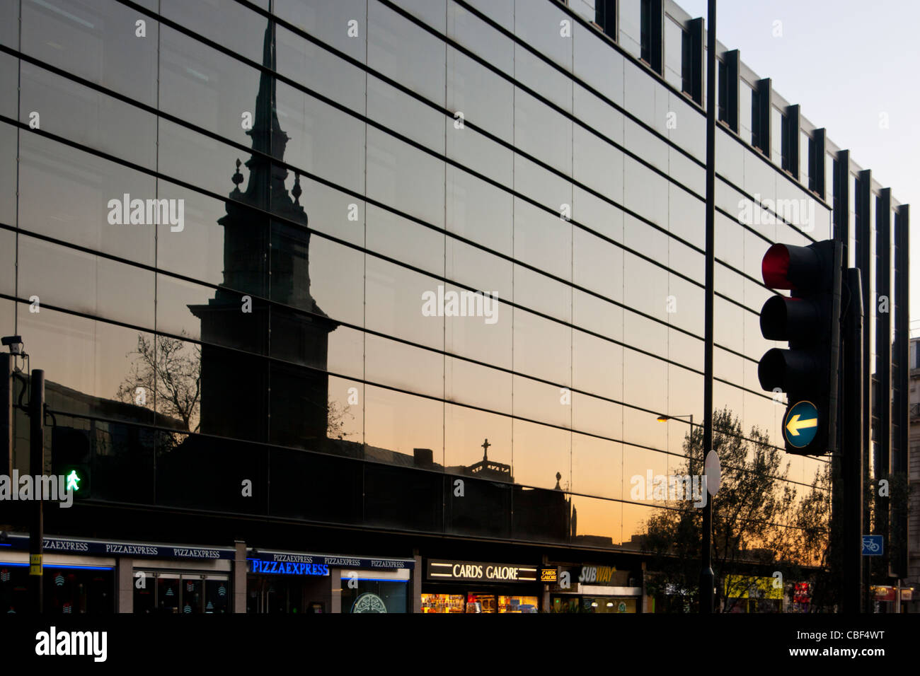 Tutti Hallows dalla torre chiesa all'alba riflessa nelle vicinanze del XX secolo con facciata in vetro costruendo città di Londra Inghilterra REGNO UNITO Foto Stock