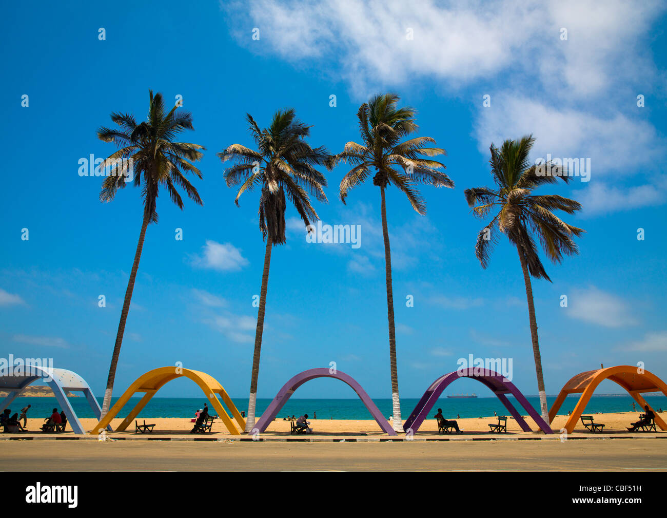 Rifugi contro il sole sulla spiaggia, Namibe Città, Angola Foto Stock