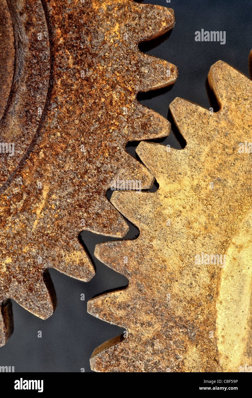 Rusty ruote dentate in ingranamento. Foto Stock