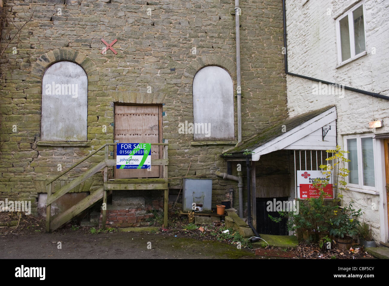 Imbarcati abbandonati fino ex cappella metodista in vendita in Kington Herefordshire England Regno Unito Foto Stock