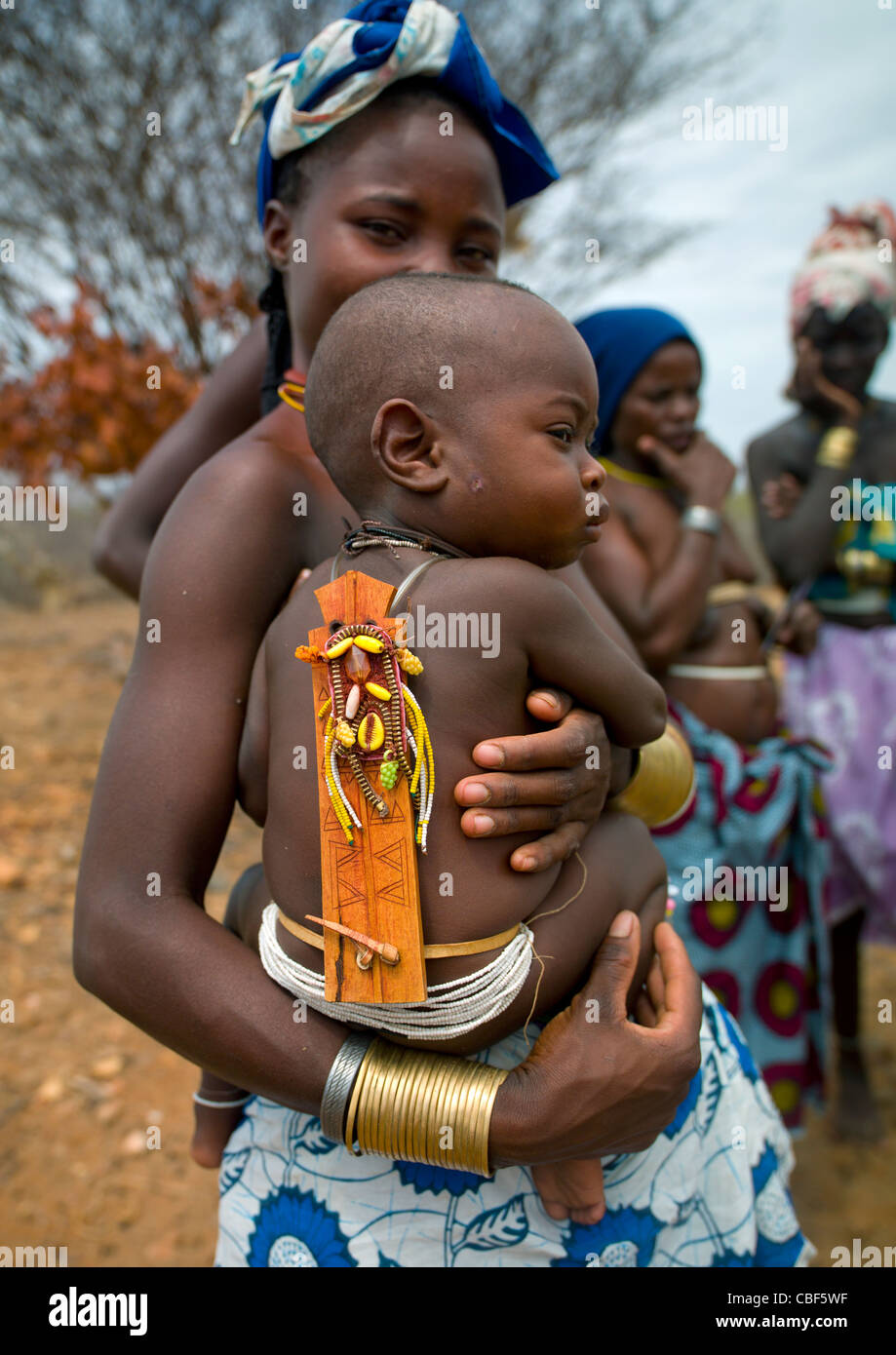 Mucubal bambino con sua Ombeleketha talismano sul retro, Angola Foto Stock