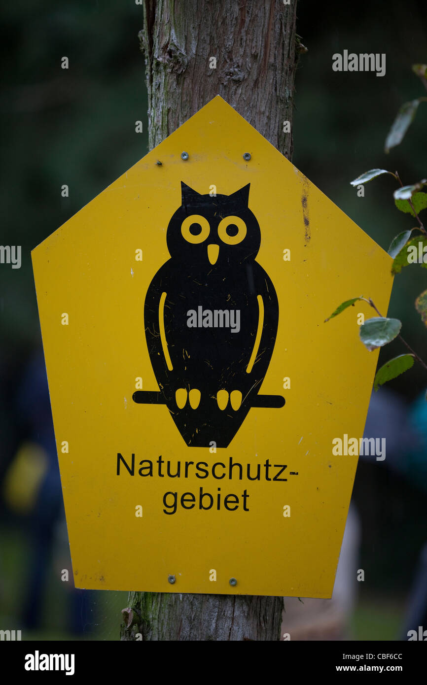 "Conservazione della Natura Area'. Segno su un post sul ciglio della strada. Germania Foto Stock