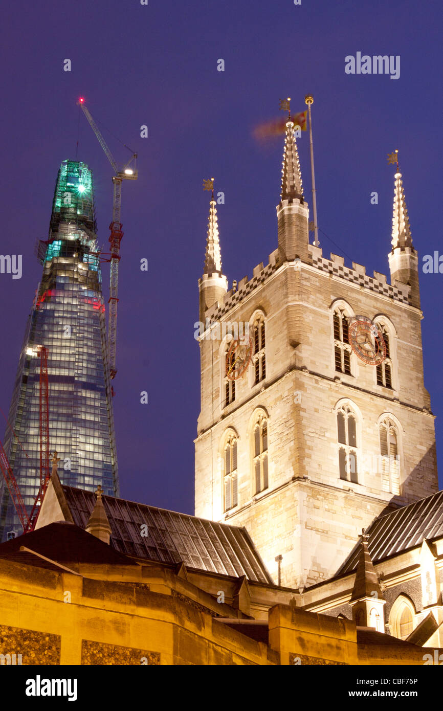 Cattedrale di Southwark e la Shard London Bridge grattacielo vicino al completamento fase di notte South Bank di Londra Inghilterra REGNO UNITO Foto Stock