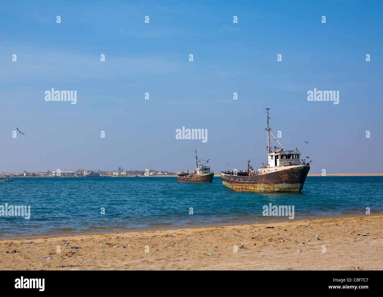 Vecchio arrugginito relitti nel porto di Tombwa, Angola Foto Stock