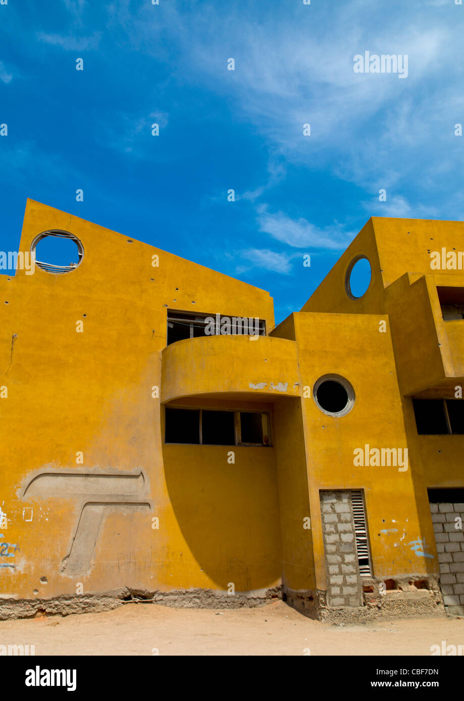 Banca in stile Art Deco con Bullet impatti, Tombwa, Angola Foto Stock