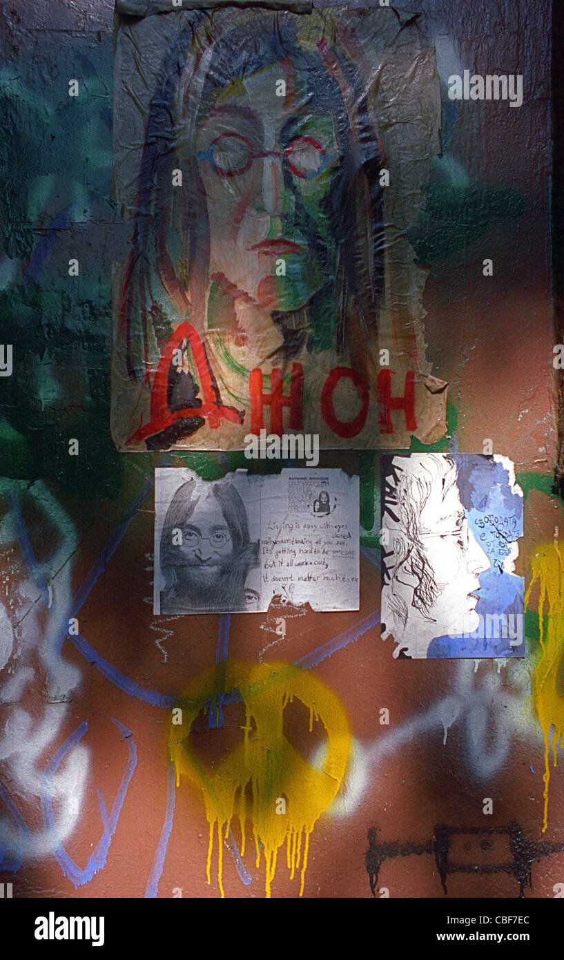 Omaggio popolare graffiti a fine Beatle e culto hero, cantautore, John Lennon, su una cinta muraria interna in Sofia Bulgaria Foto Stock