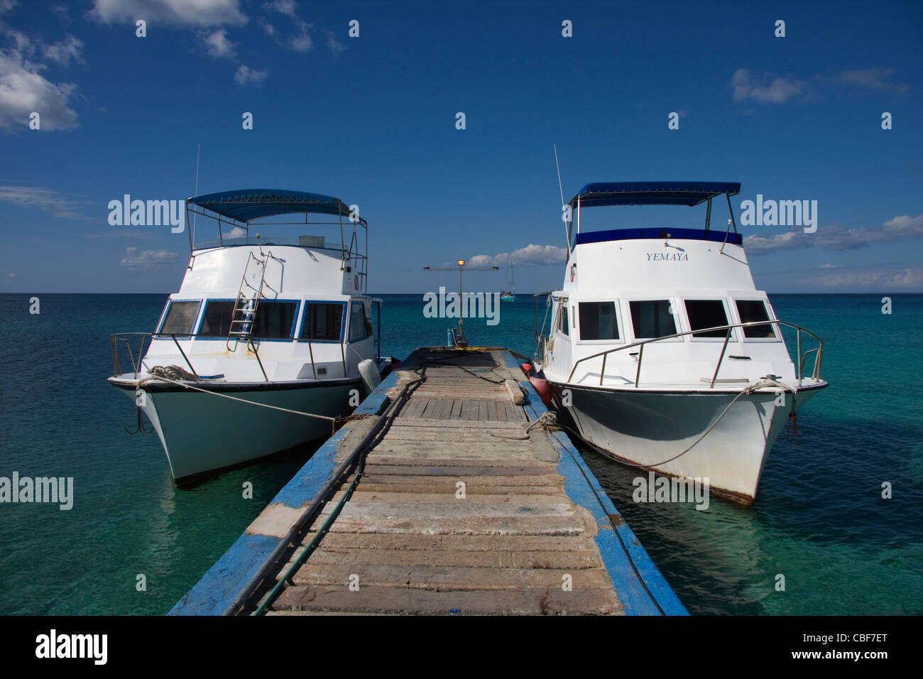 Due bianchi di barche da pesca ormeggiate su un molo nel mare dei Caraibi, western Cuba Foto Stock