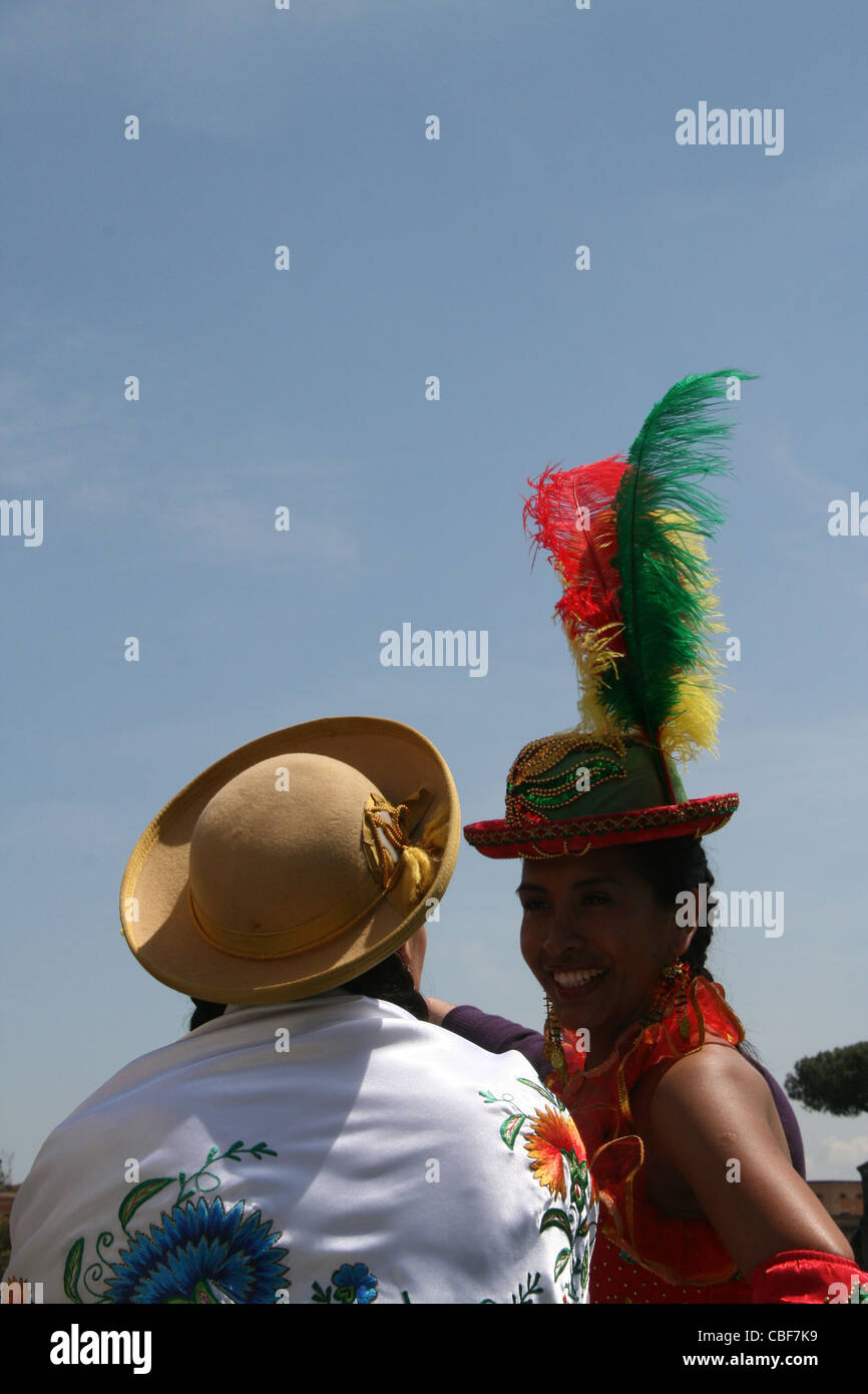 Latin American persone che indossano costumi tradizionali a eventi a Roma Foto Stock