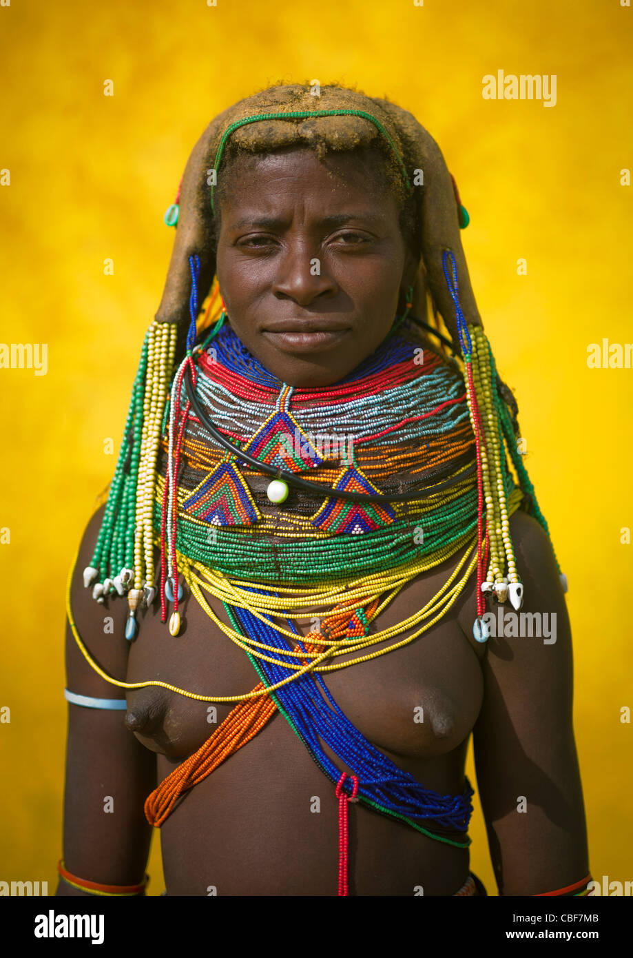 Mwila donna con Vilanda Collana a Huila città mercato, Angola Foto Stock