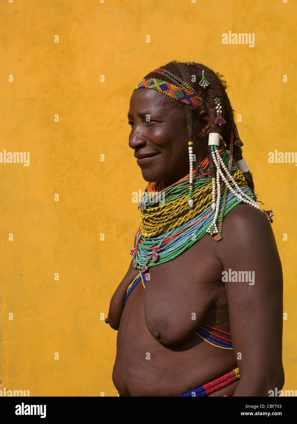 Mwila vecchia donna con collana Vilanda e acconciatura tradizionali, Angola Foto Stock