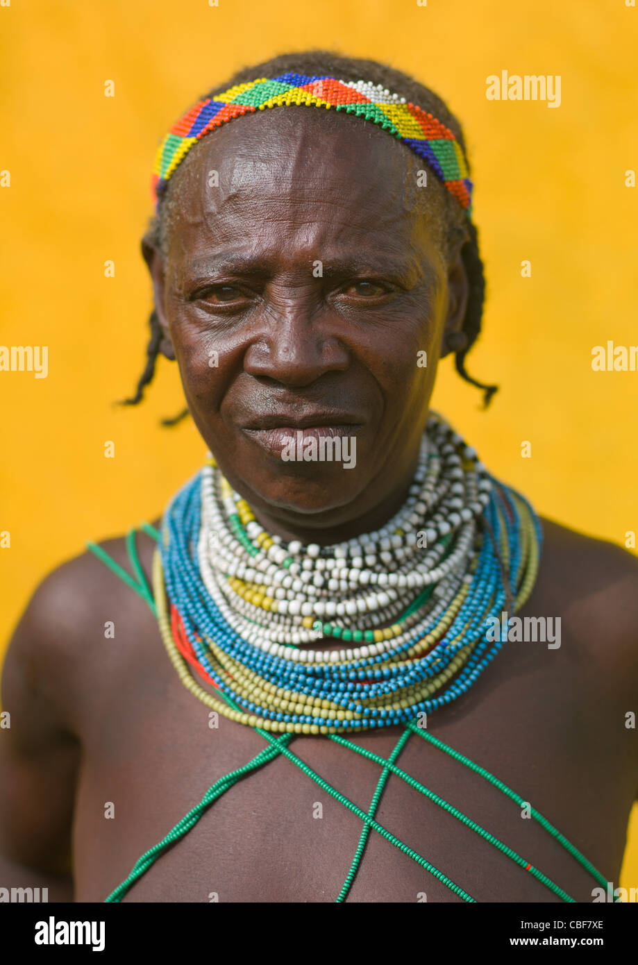 Vecchia donna Mwila con Vilanda Collana a Huila città mercato, Angola Foto Stock
