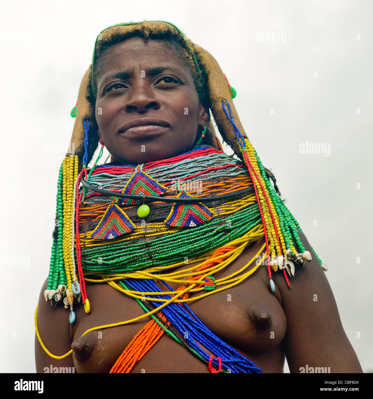 Mwila donna con collana Vilanda, Huila città mercato, Angola Foto Stock