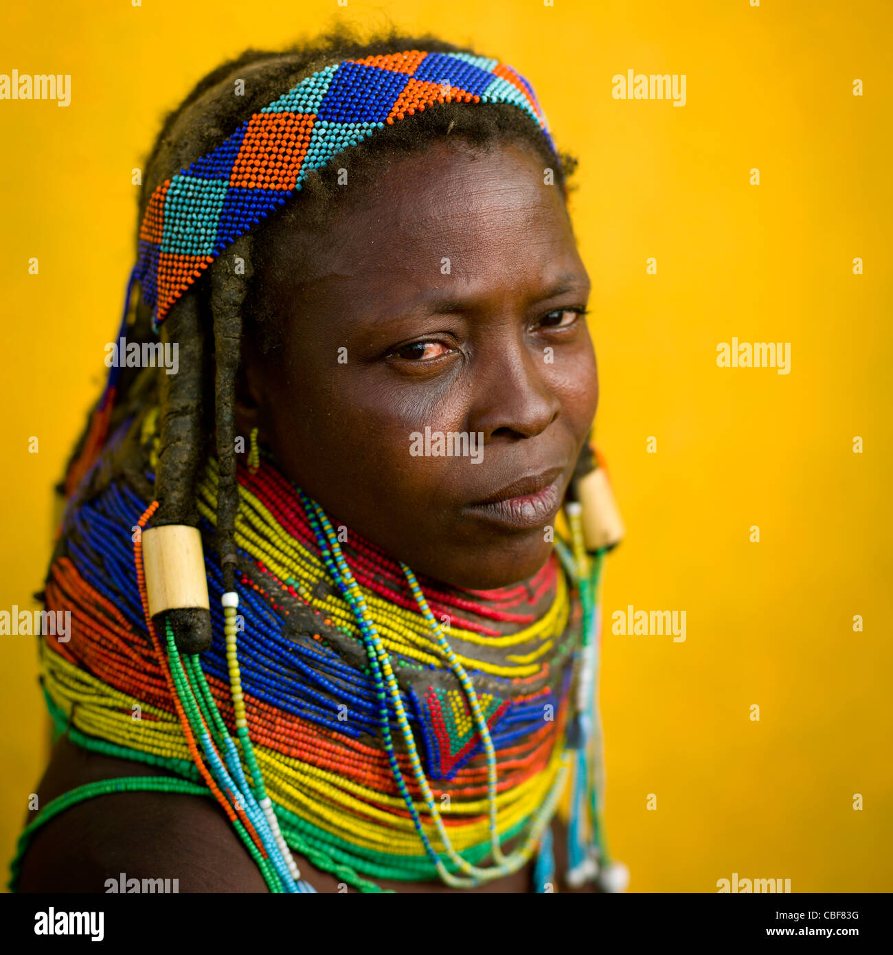 Mwila donna con collana Vilanda, Huila città mercato, Angola Foto Stock