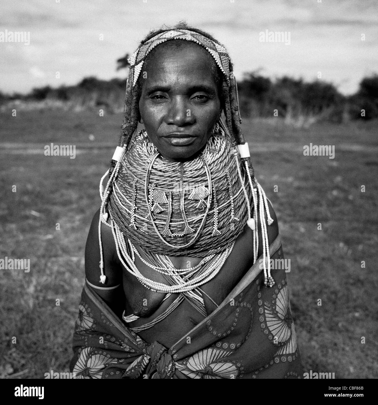 Mwila donna con collana Vilanda, Area Chibia, Angola Foto Stock
