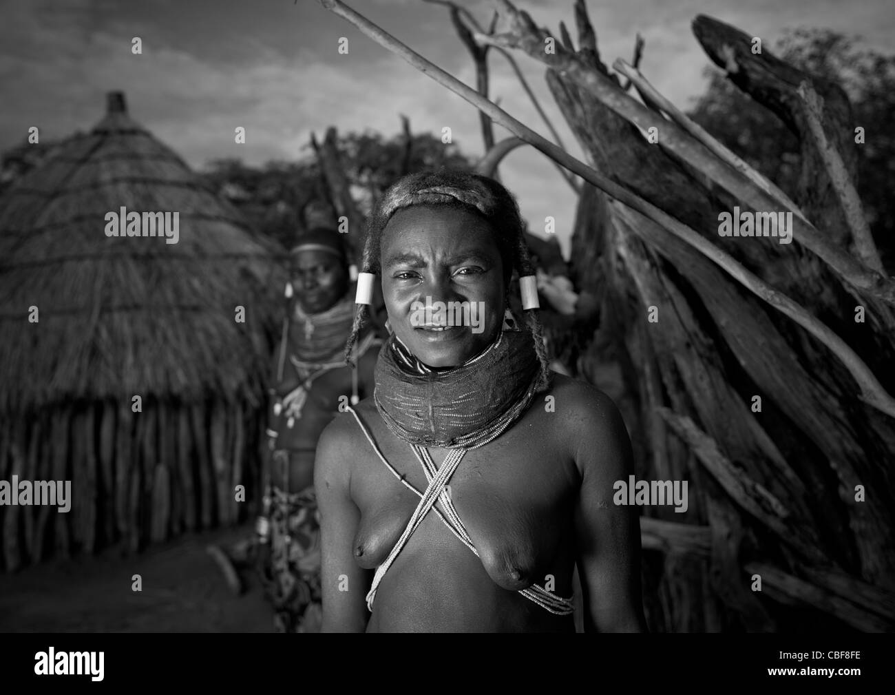 Mwila donna con collana Vilanda davanti al suo rifugio, Chibia Area, Angola Foto Stock