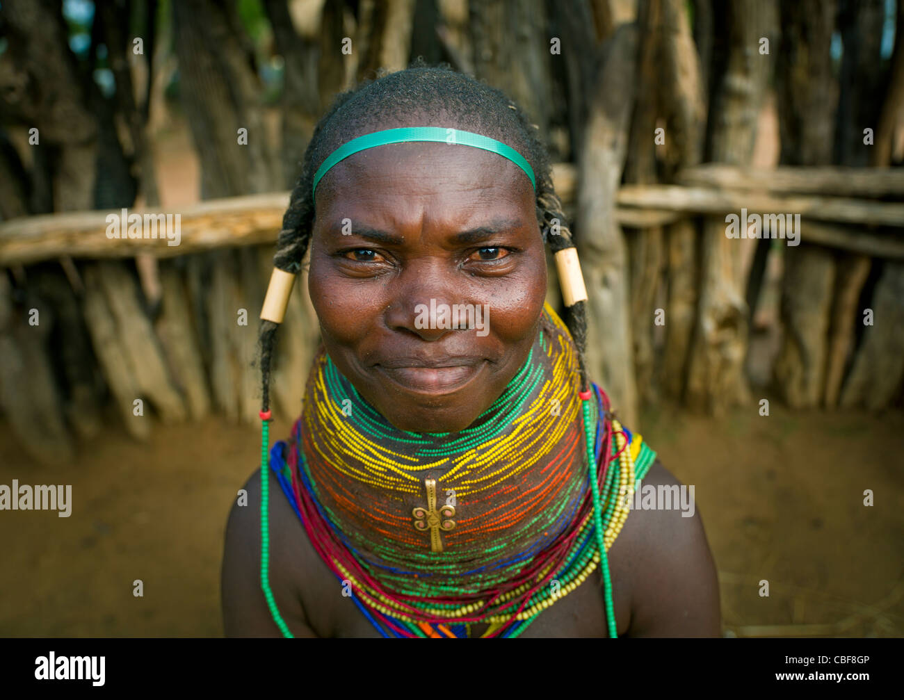 Mwila donna con la tradizionale acconciatura e collana, Area Chibia, Angola Foto Stock