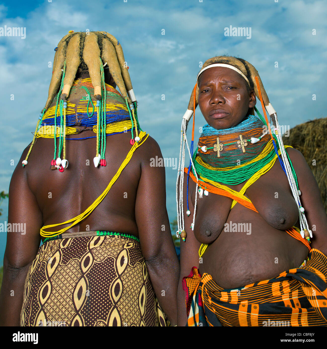 Mwila donne con Vilanda Collane e acconciature tradizionali, Area Chibia, Angola Foto Stock
