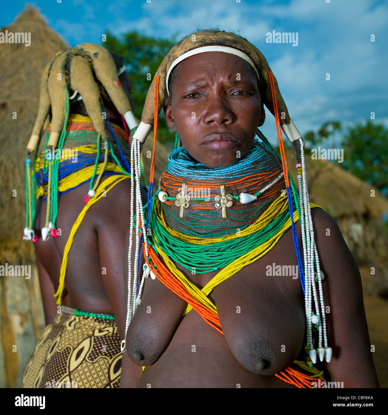 Mwila donne con Vilanda Collane e acconciature tradizionali, Area Chibia, Angola Foto Stock