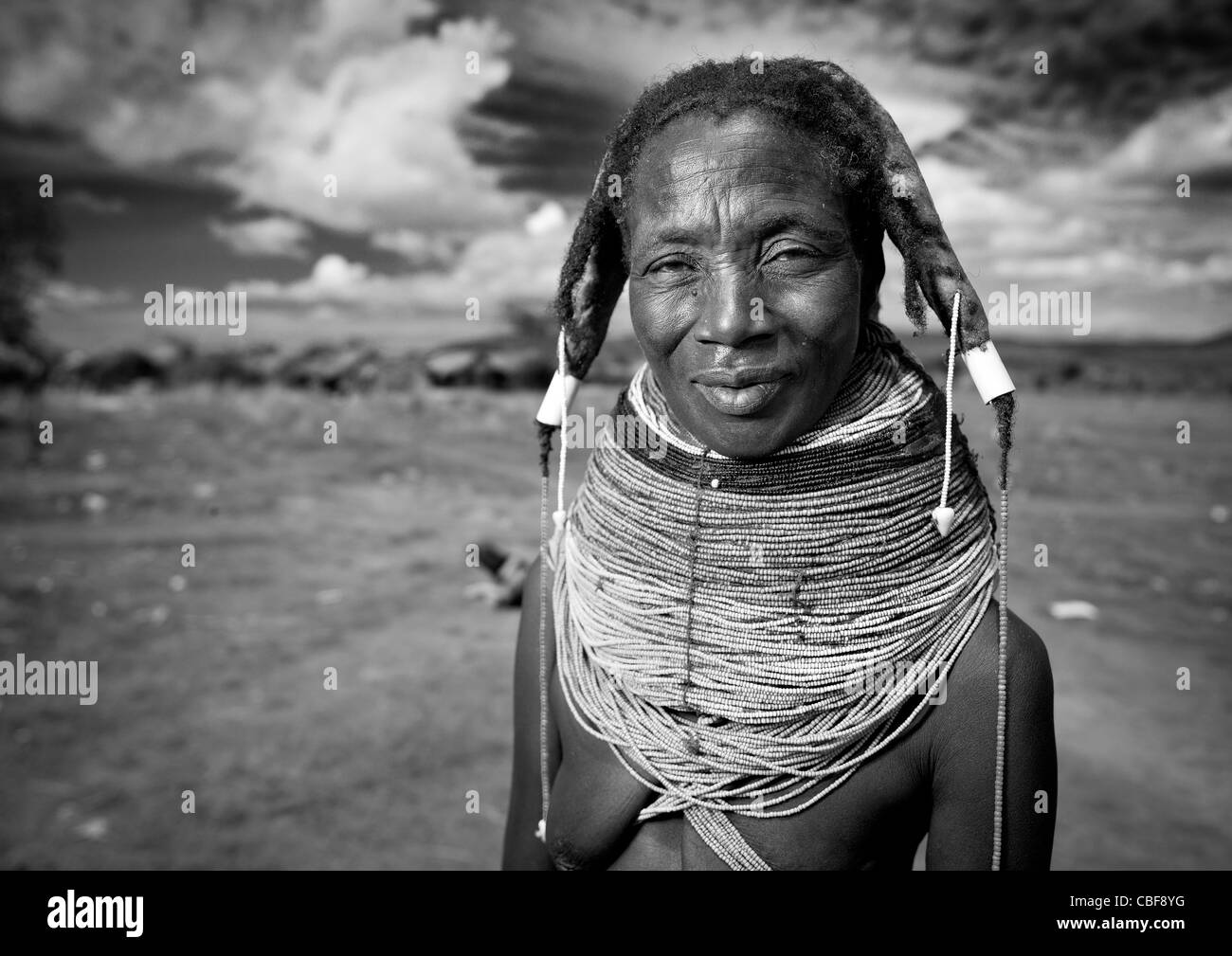 Mwila donna con collana Vilanda, Area Chibia, Angola Foto Stock