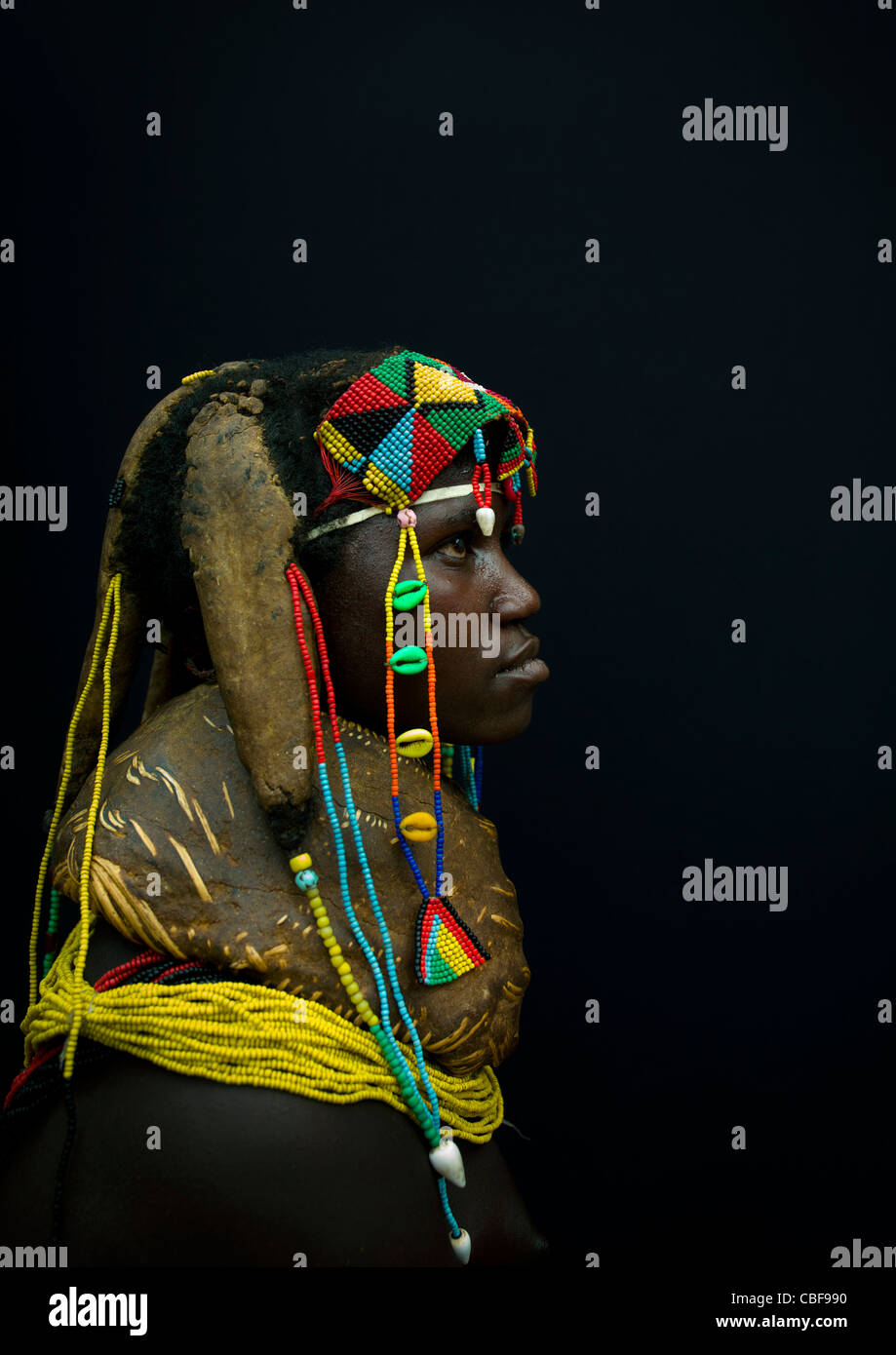 Ragazza con una collana Vikeka, Angola Foto Stock