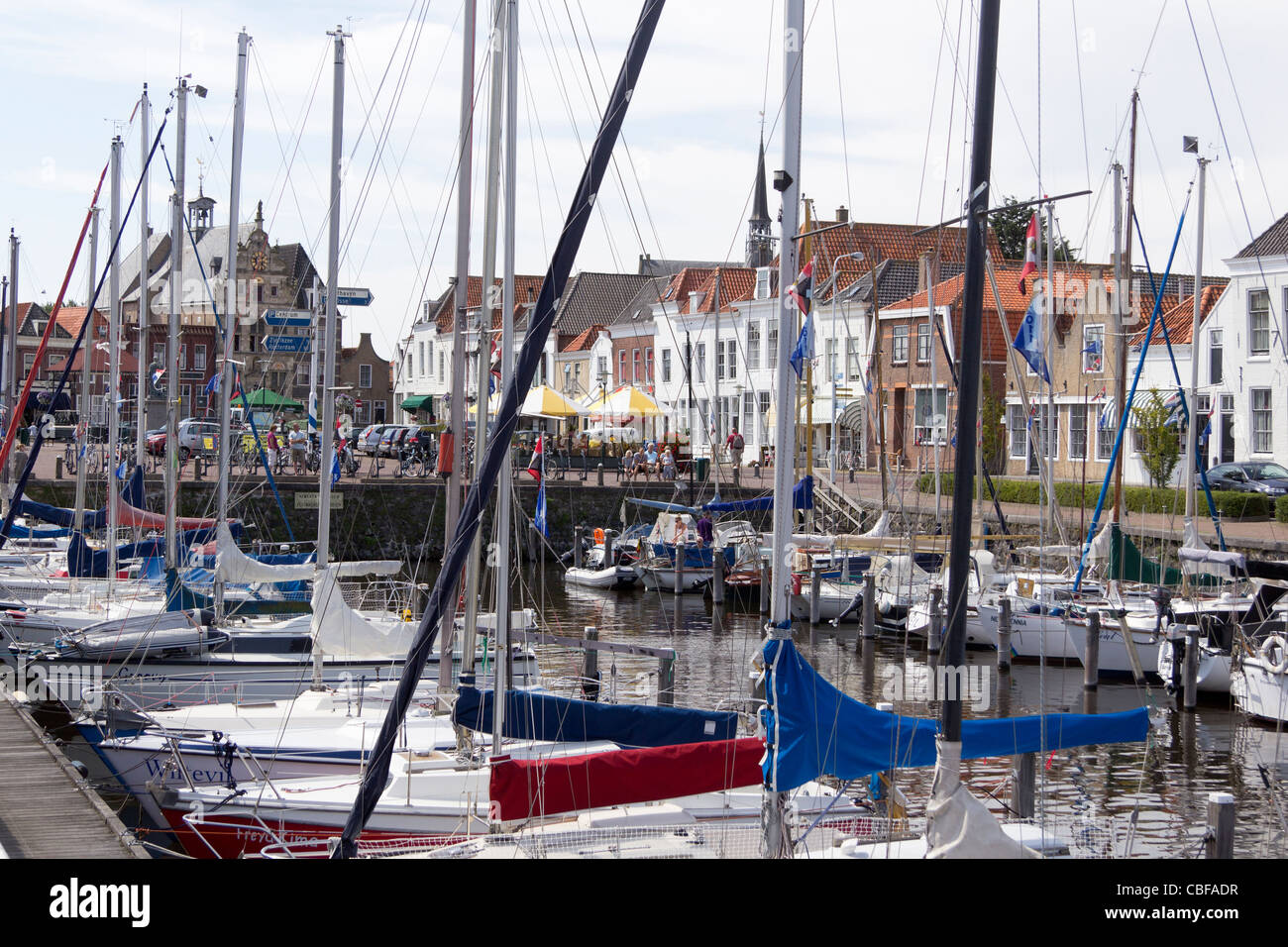 Barche nel porto di Brouwershaven, Schouwen-Duiveland, Zeeland, Paesi Bassi Foto Stock