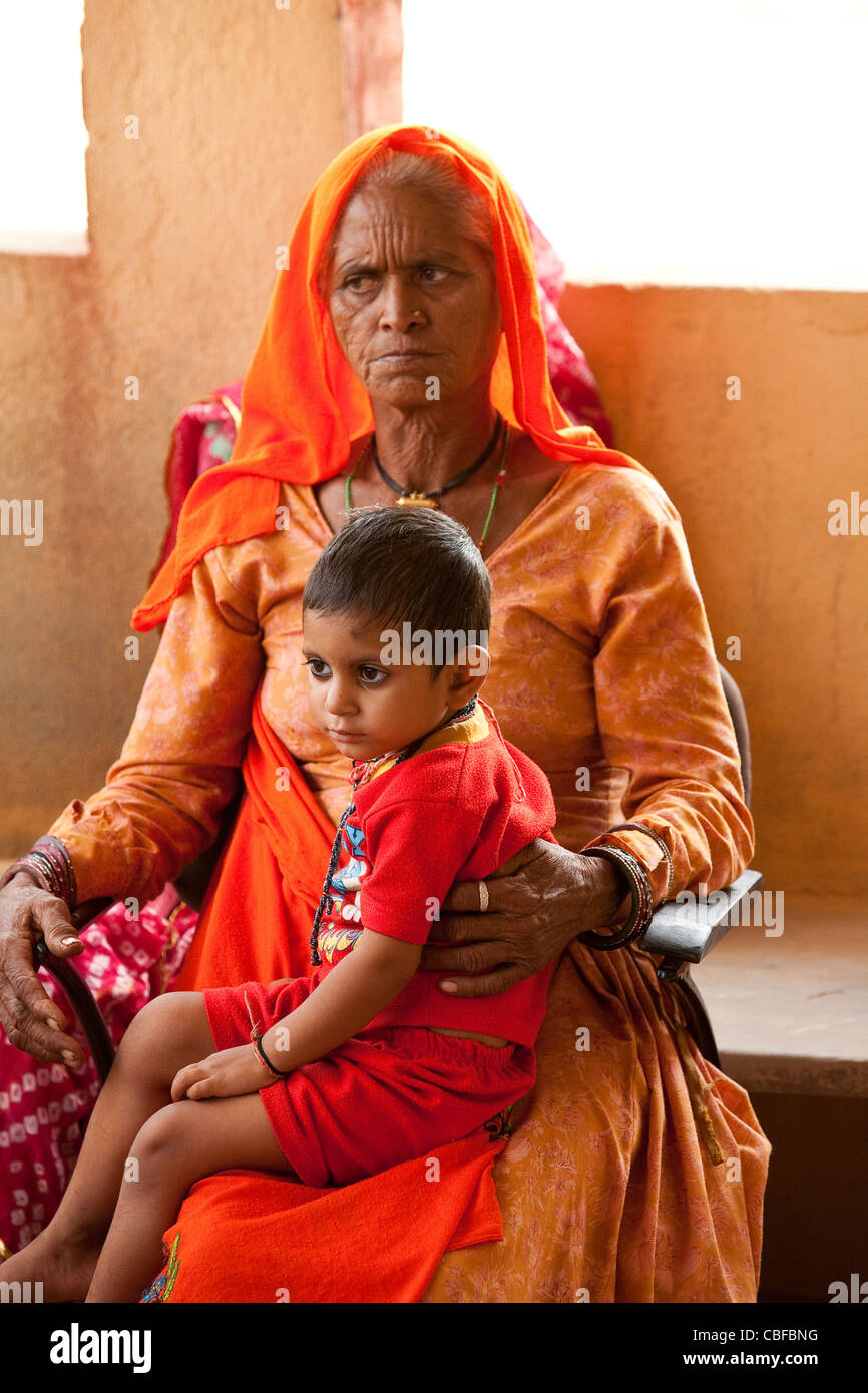 Le donne di Anoothi - Rajasthan in India. Anoothi assiste impoverisce le donne del villaggio in India di raggiungere l'autosufficienza economica. Foto Stock