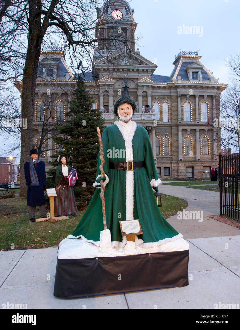 CAMBRIDGE, Ohio - novembre 24: luci di Natale sul vecchio Court House Edificio in Cambridge Ohio il 24 novembre 2011. Questo evento annuale utilizza Dickens personaggi sulla strada principale. Foto Stock