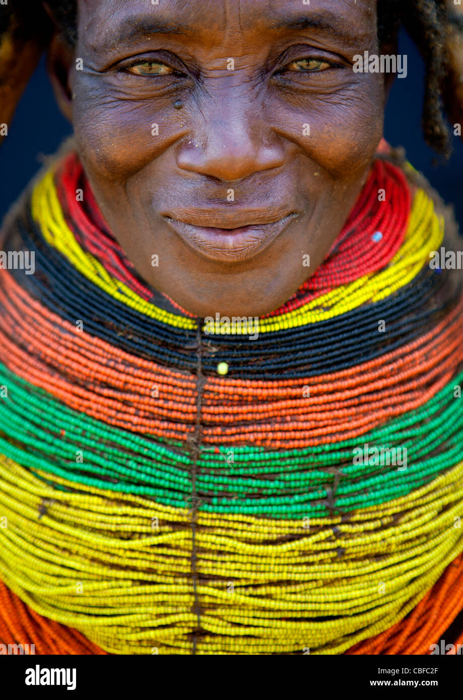 Mwila donna con una collana Vilanda, Area Chibia, Angola Foto Stock
