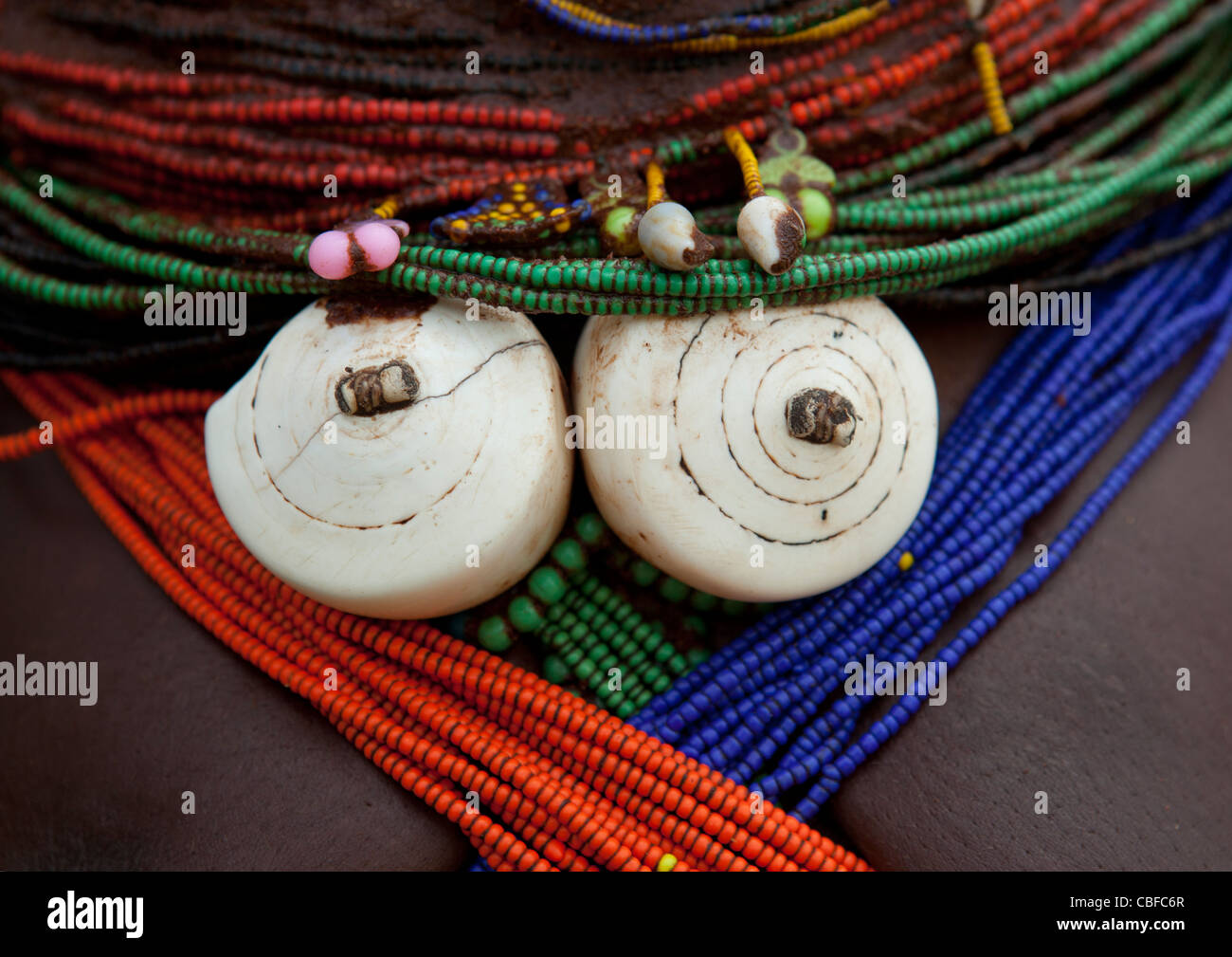 Gli ornamenti della Shell su un Vilanda collana, Area Chibia, Angola Foto Stock