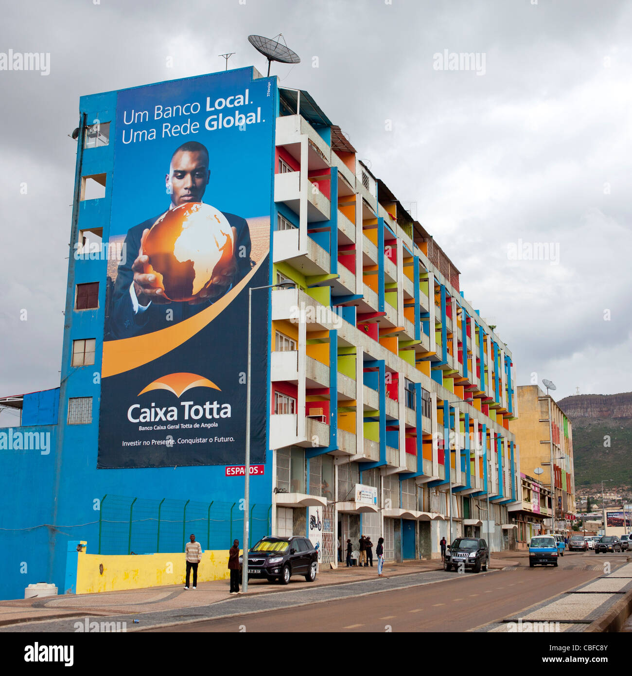 Un enorme cartellone pubblicitario su una facciata di edificio, Lubango, Angola Foto Stock