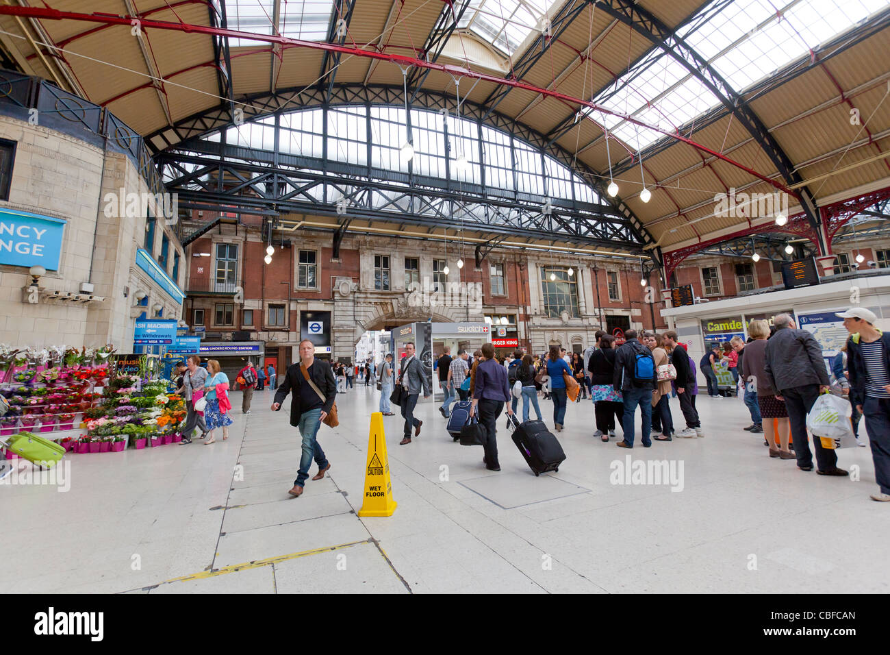 I viaggiatori alla Stazione Ferroviaria Victoria di Londra, Inghilterra. Foto Stock