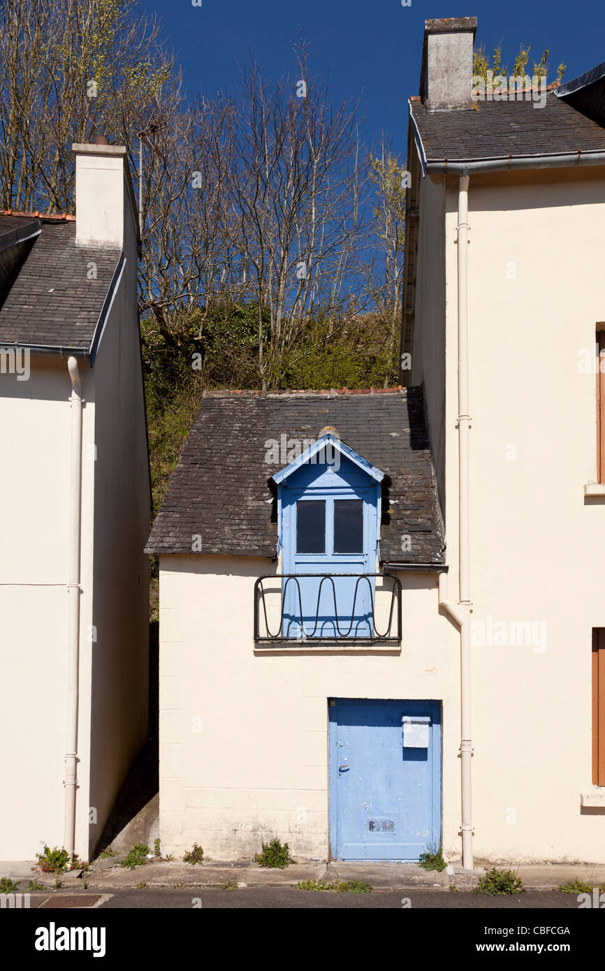 Piccola casa cottage in una città francese, Bretagna Foto Stock