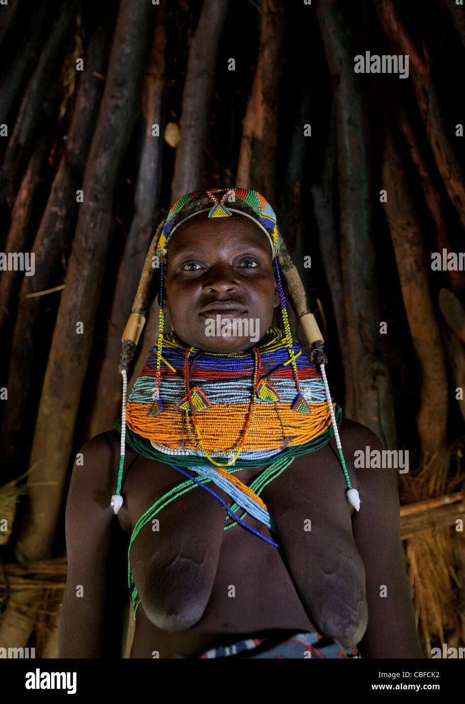 Mwila donna dentro la sua capanna, Angola Foto Stock