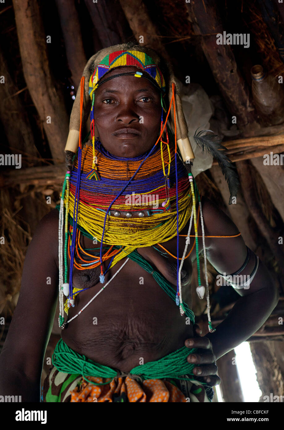 Mwila donna dentro la sua capanna, Angola Foto Stock