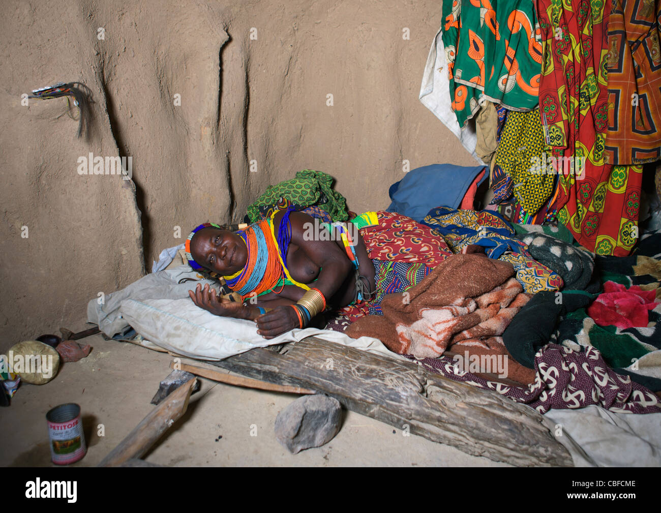 Mwila donna appoggiata nel suo rifugio, Angola Foto Stock