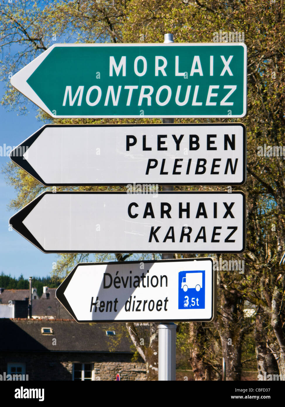 Segnaletica stradale in francese e bretone in Bretagna, Francia. Doppia lingua, segno bilingue. Foto Stock