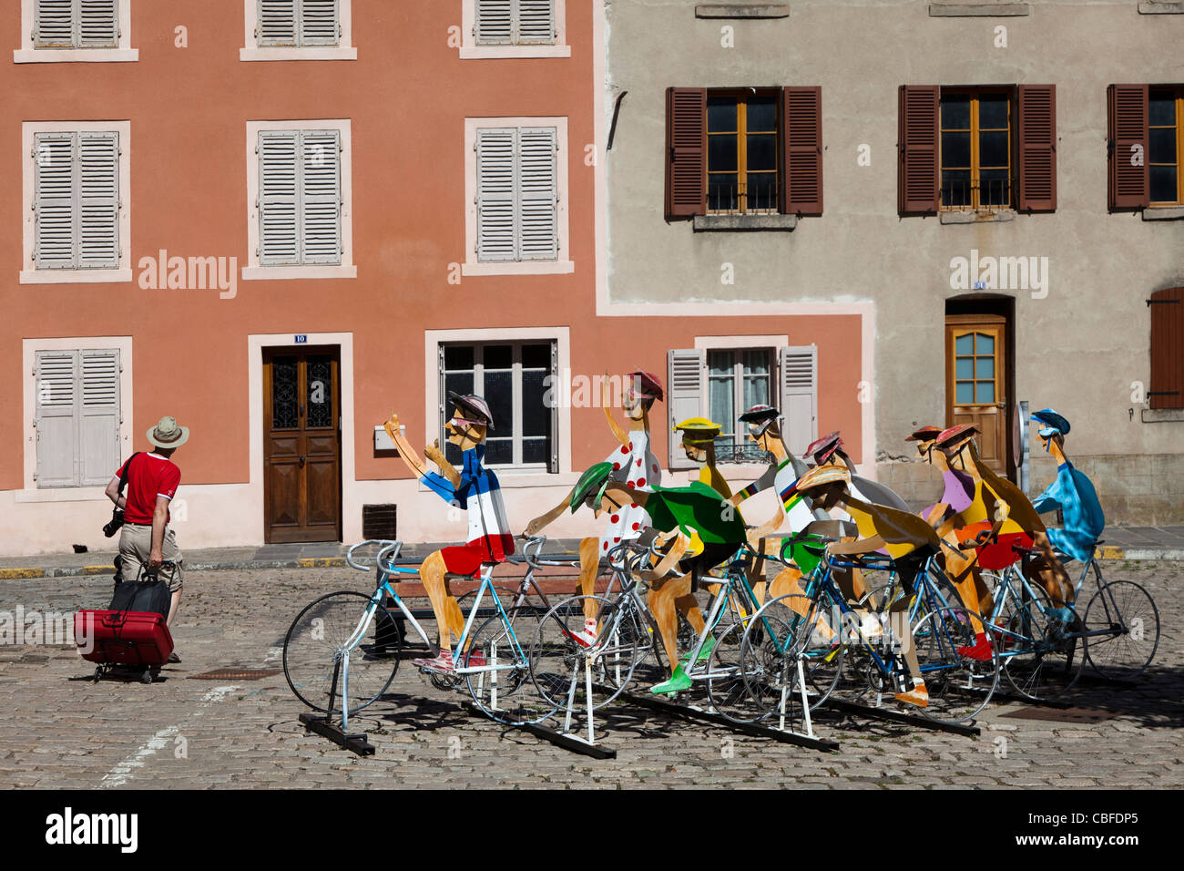 I ciclisti rappresentata in arte di strada con uomo tirando i bagagli Issoire Puy-de-Dome Auvergne Francia Foto Stock