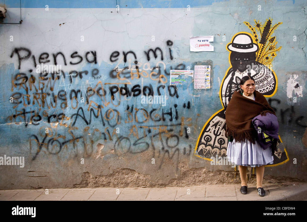 Donna boliviana in piedi di fronte ad una parete murale di Potosi' Bolivia Foto Stock