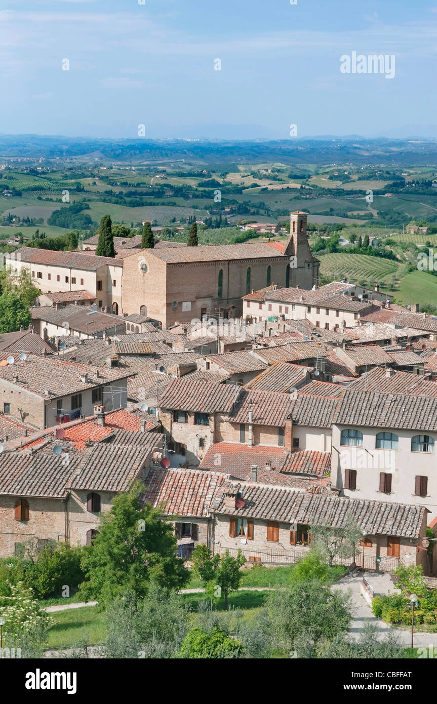 Europa; Italia; Toscana; San Gimignano, San Agostino Chiesa & Campagna Foto Stock
