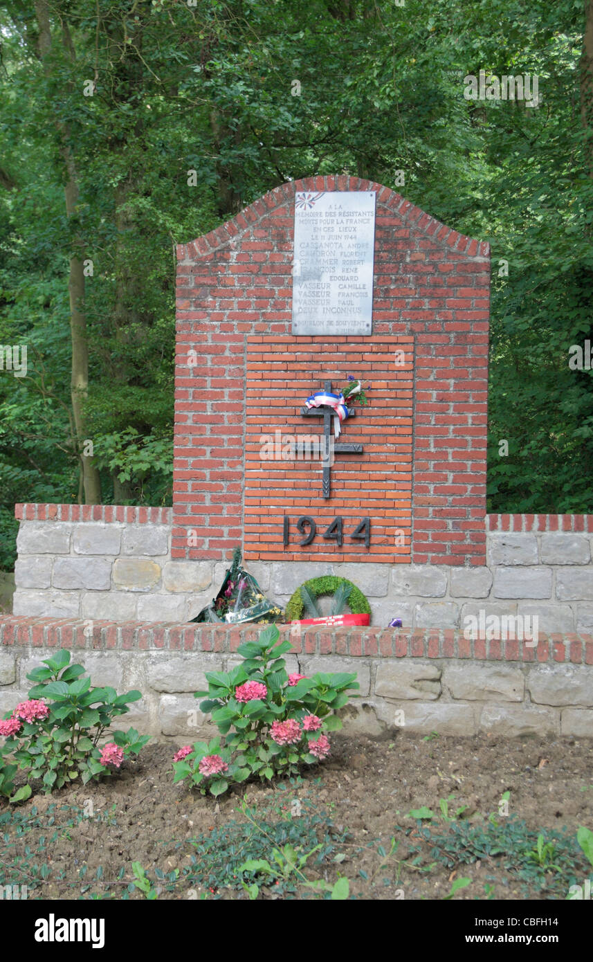 Memoriale per le dieci francese guerra mondiale due combattenti della resistenza di Bourlon che sono morti in questo luogo il 11 giugno 1944. Foto Stock