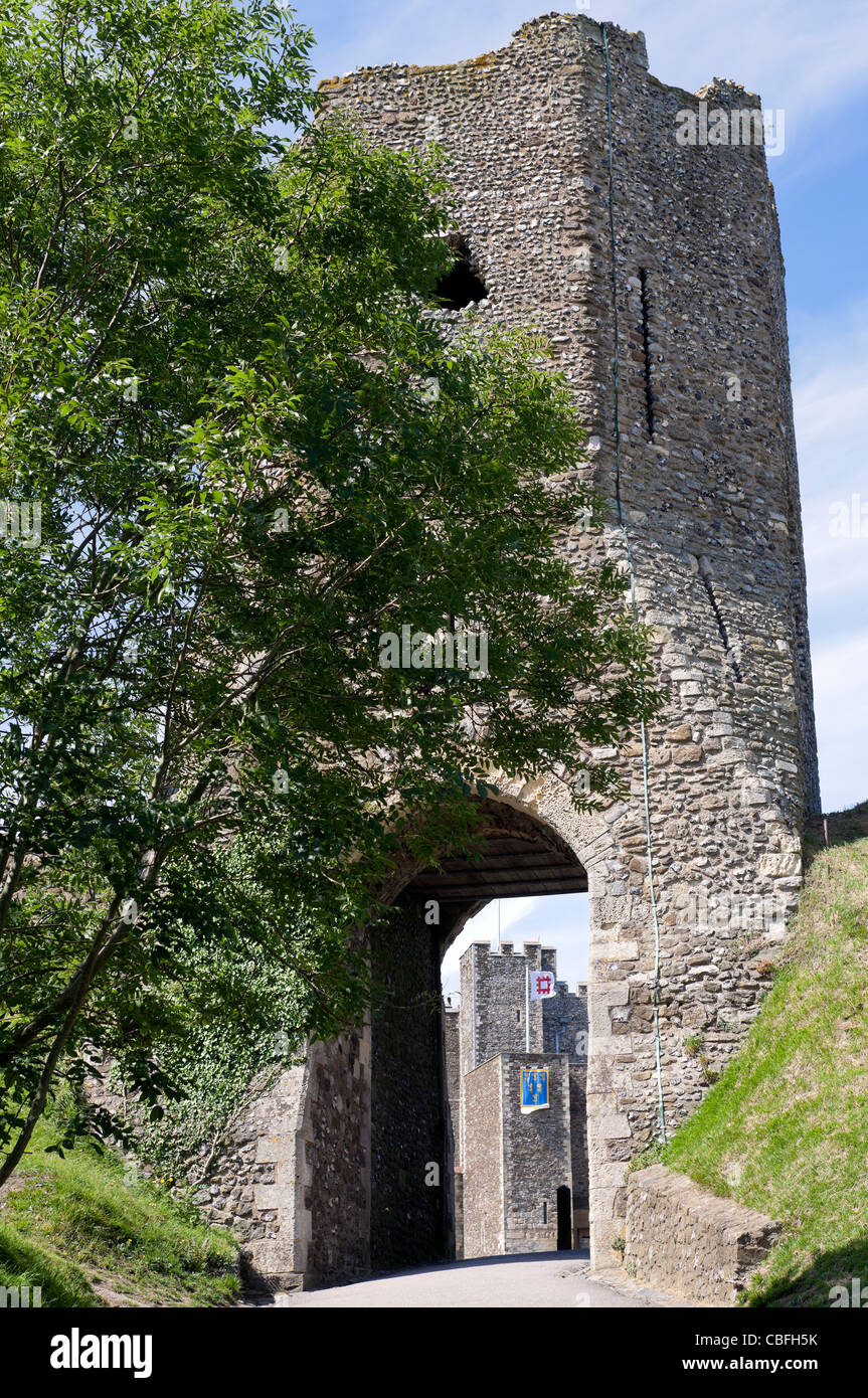 Una vista di Colton's Gate e la grande torre, il castello di Dover, Dover, Inghilterra. Foto Stock